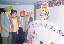 Dr S.S. Johl, Vice-Chairman, Punjab Planning Board, at the first draw of the Bonn Nutrients 'Jeeto Har Hafte' scheme