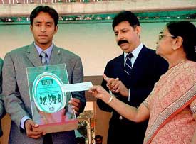 Indian hockey star Gagan Ajit Singh receives the prestigious annual Sportsperson of the Year award, constituted by the Red Rose Group of Schools, in Bhopal 