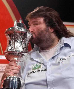 England's Andy Fordham kisses the trophy after winning the final of the Darts World Championships