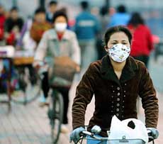 Guangzhou residents wear masks after China confirmed a possible third SARS case