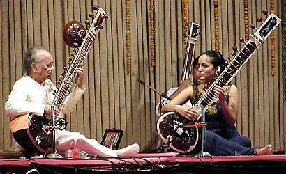 Sitar maestro Ravi Shankar alongwith his daughter Anoushka perform in Ahmedabad 