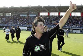 New Zealand captain Stephen Fleming acknowledges the crowd after beating Pakistan by eight wickets in the one-day match in Napier 