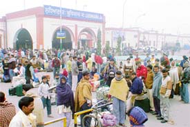 There was a heavy rush at the railway station due to the delay of trains 