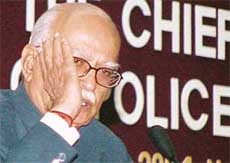 Deputy Prime Minister L.K. Advani delivers the inaugural address at the meeting of the Chief Secretaries and Directors-General of Police at Vigyan Bhavan 