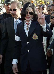 Michael Jackson arrives for his arraignment with his lawyer 