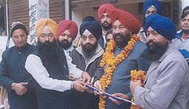The councillor from Ward No. 36, Mr Rajinder Singh Bhatia  honours the Mayor, Mr Nahar Singh Gill, during a sangat darshan programme at Basti Abdullapur