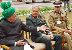 Haryana Chief Minister Om Prakash Chautala discusses a point with Lt-Gen S.S. Mehta, GOC-in-C, Western Command 