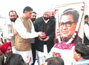 Chief Minister Amarinder Sing pays floral tributes to Joginder Pal Pandey at Daresi Grounds