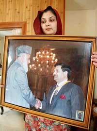 Saima Adil, daughter of detained Pakistani nuclear engineer Nazeer Ahmad, shows a photo of her father