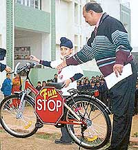 Harsharan Singh with the winning prize 