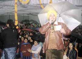 Famous singer Dilbagh Singh casting a spell on the collegians with his numbers at Aditi College, Delhi University.