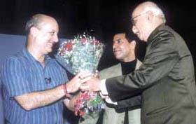 Deputy Prime Minister L.K. Advani congratulating Anupam Kher on his performance in Kuch Bhi ho Sakta Hai, a monologue on his life. Mr Rajan Bharti Mittal, Joint Managing Director, Bharti Tele-venture, is also seen.
