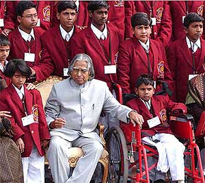 President APJ Abdul Kalam poses with the recipients of Bravery Award in New Delhi 