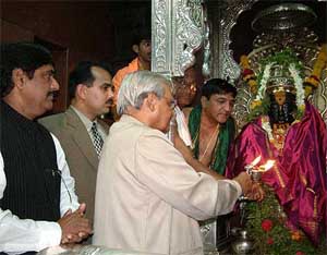 Prime Minister Atal Bihari Vajpayee offers prayers at Lord Vitthal temple in Pandharpur