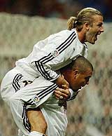 Real Madrid's English player David Beckham celebrates with Brazilian striker Ronaldo after the latter scored Madrid's second goal 