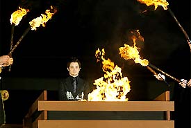 Actor Elijah Wood re-enacts the climax of the film The Lord of the Rings: The Return of the King 