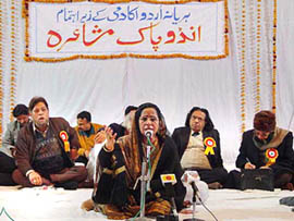 Pakistani poetess Gulnar Afreen recites her poem at the Indo-Pak mushaira