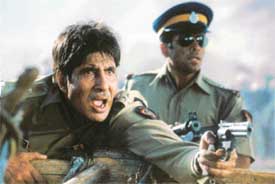 Amitabh Bachchan and Tusshar Kapoor in "Khakee"