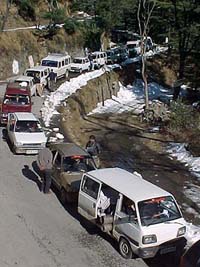 A huge traffic jam in the snow on the Shimla-Kufri road