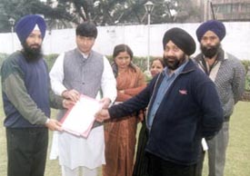 President of Punjabi Sikh Naujawan Manch, along with Ichpal Singh, presenting a memorandum to Delhi Transport Minster Haroon Yusuf