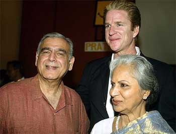 New York-based filmmaker Ismail Merchant (left), Hollywood actor Matthew Modine (back) and veteran Bollywood actress Waheeda Rehman pose at a news conference