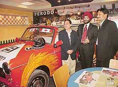 Mr Alok Kumar, international cue sports star and Arjuna awardee (extreme right), at the inauguration of �Wheelz� cafe at Airtel office