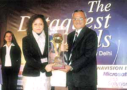 Ms Shampi Venkatesh, delivery head, NIIT Education, being honoured by Mr Shyam Malhotra, editor-in-chief of Dataquest.