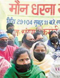 Protesters hold a dharna outside the MC office in Ludhiana 