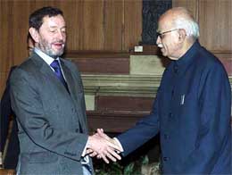 Deputy Prime Minister L.K. Advani shakes hand with British Home Minister David Blunkett 