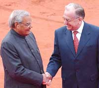 Romanian President Ion Iliescu shakes hand with Prime Minister Atal Bihari Vajpayee at Rashtrapati Bhawan