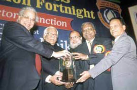 IndianOil Director (Pipelines) A. M. Uplenchwar receiving the PCRA award from Petroleum and Natural Gas Minister Ram Naik.