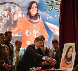 Mr B.L. Chawla, father of late Kalpana Chawla (NASA Astronaut), pays floral tributes at a portrait of his daughter