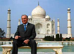 Romanian President Ion Iliescu poses in front of the Taj Mahal in Agra