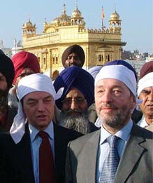 British Secretary of State for Home Affairs David Blunkett pays obeisance at the Golden Temple in Amritsar