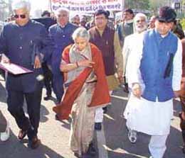 Chief Minister Sheila Dikshit and her Cabinet colleagues staged a peace march to Jantar Mantar on the statehood issue in the Capital on Tuesday.
