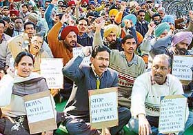 Members of the Punjab Small Industries and Export Corporation hold a protest outside Udyog Bhavan in Sector 17, Chandigarh