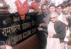 Delhi Chief Minister Sheila Dikshit unveiling the Lala Ram Charan Aggarwal Chowk