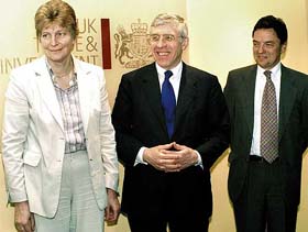 British Foreign Secretary Jack Straw and his wife Alice Perkins pose with British High Commissioner Michael Arthur at the British Trade office in Bangalore 