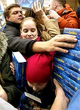 Russians scramble for copies of �Harry Potter and the Order of the Phoenix� at a Moscow book store on Friday night