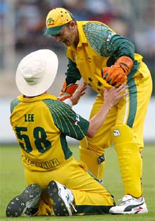 Australian wicketkeeper Adam Gilchrist celebrates with teammate Brett Lee after taking the catch of Sachin Tendulkar 