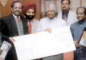 PNB General Manager K. G. Sathyasingan and AGM S. S. Chopra presenting a cheque of Rs 5 lakh to President A. P. J. Abdul Kalam for leprosy eradication