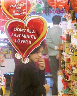 Youngsters shop for Valentine�s gifts 