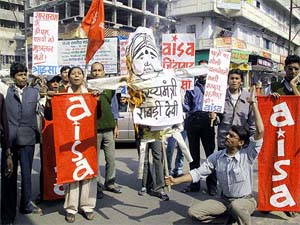 Students burn the effigy of Bihar Chief Minister Rabri Devi