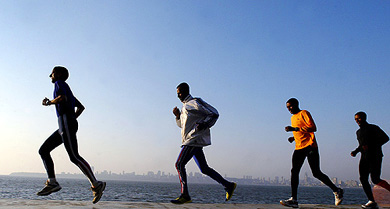 ritain's Richard Nerurkar leads a pack of British and Ethiopian athletes