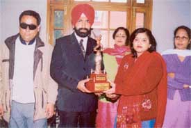 Ms Raakhi Gupta Bhandari, Chief Additional Adminsitrator, PUDA, honours Gurpreet Singh, a visually impaired cricketer 