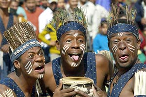 Tribesmen from Gujarat perform at a crafts fair