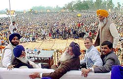 Sukhbir Badal, Gurcharan Singh Tohra, Parkash Singh Badal, Omar Abdulah, Shahnawaz Khan and Sukhdev Singh Dhindsa at a Youth Akali Dal meeting at Bhanor village, near Ludhiana