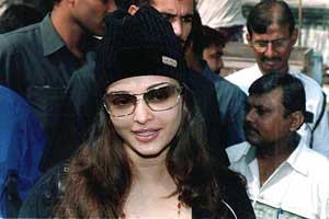 Bollywood actress Aishwarya Rai at a shooting location of eminent Bengali director Rituparno Ghosh's new Hindi film Raincoat