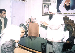 Delhi Chief Minister Shiela Dikshit taking blessings from Maharaj Charvinda Das Teer Tarakkadiji during the silver jubilee celebration of the �Satguru Darshan Dham� 