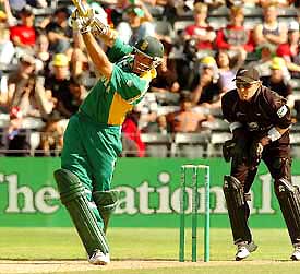 South African skipper Graeme Smith plays a lofted shot as New Zealand wicketkeeper Brendon McCullum looks on